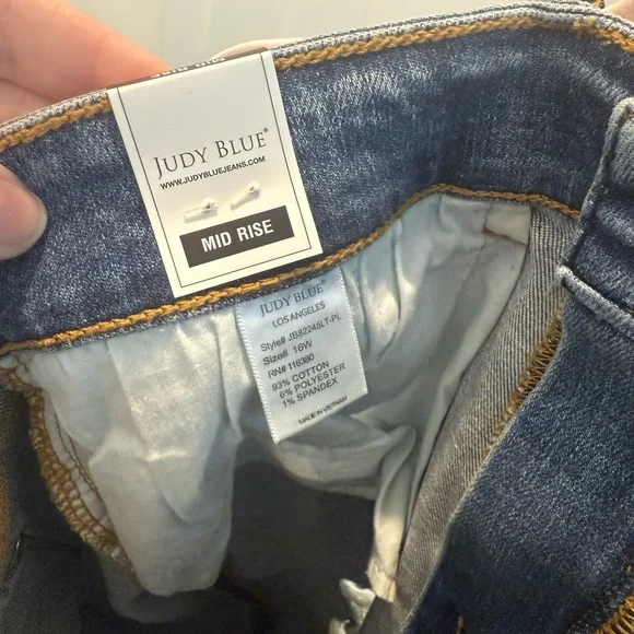 Judy Blue Women's Boyfriend Fit Distressed Denim - Picture 7 of 8